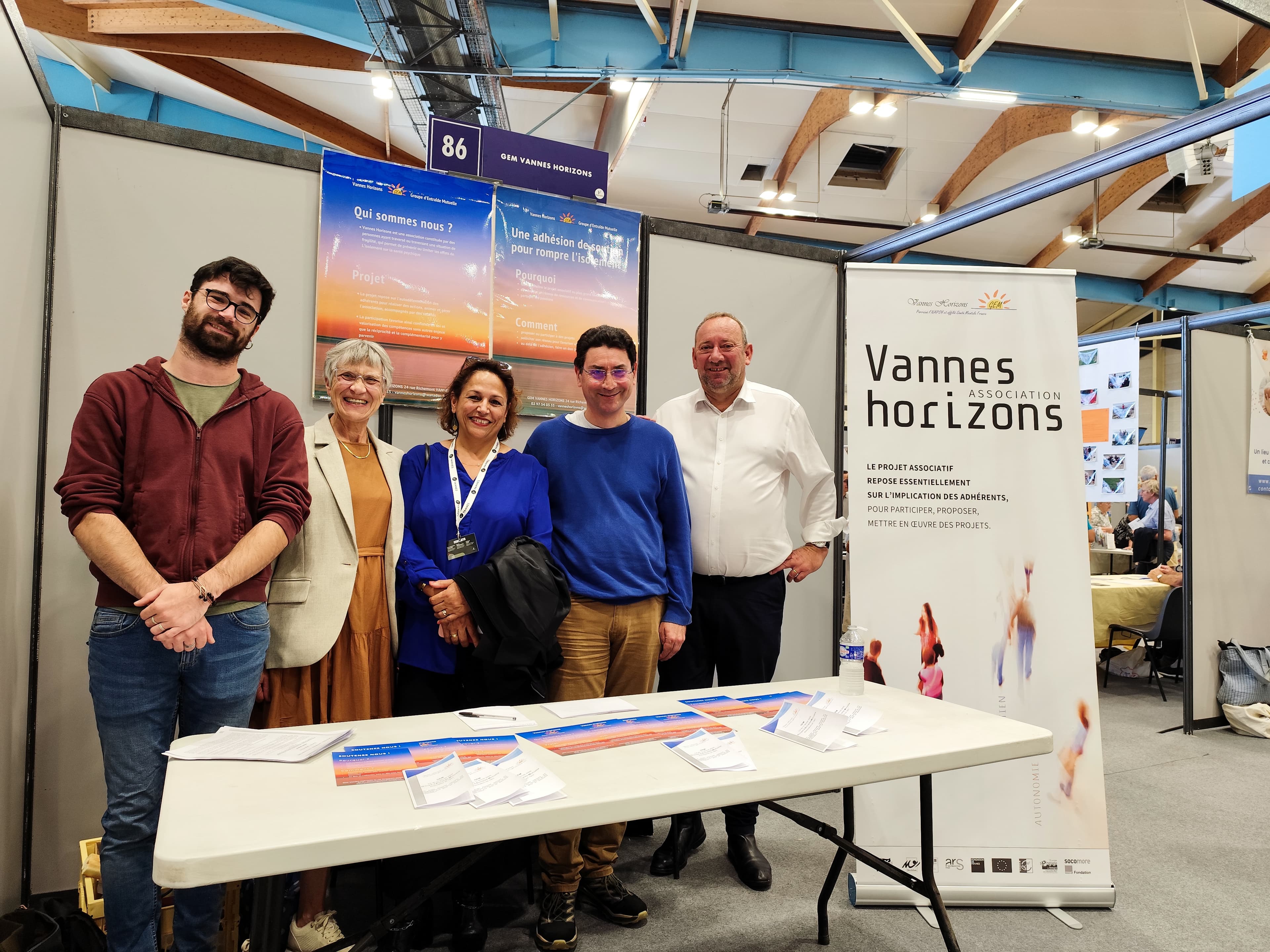 Photo du stand Vannes Horizons en présence de M. le maire de Vannes, David Robo, Mme la maire adjointe à la vie associative Latifa Bakhtous et la présidente du GEM Vannes Horizons Mme Elisabeth Prévot